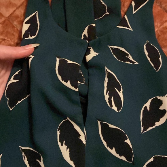 Gorgeous Keyhole Top from LOFT - Picture 2 of 8